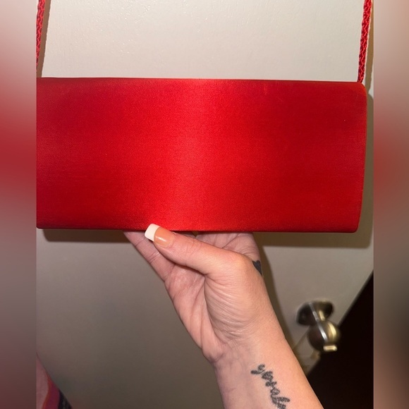 Beautiful Robinson Elegant Red Satin Evening bag with Bow Detail - Picture 8 of 10